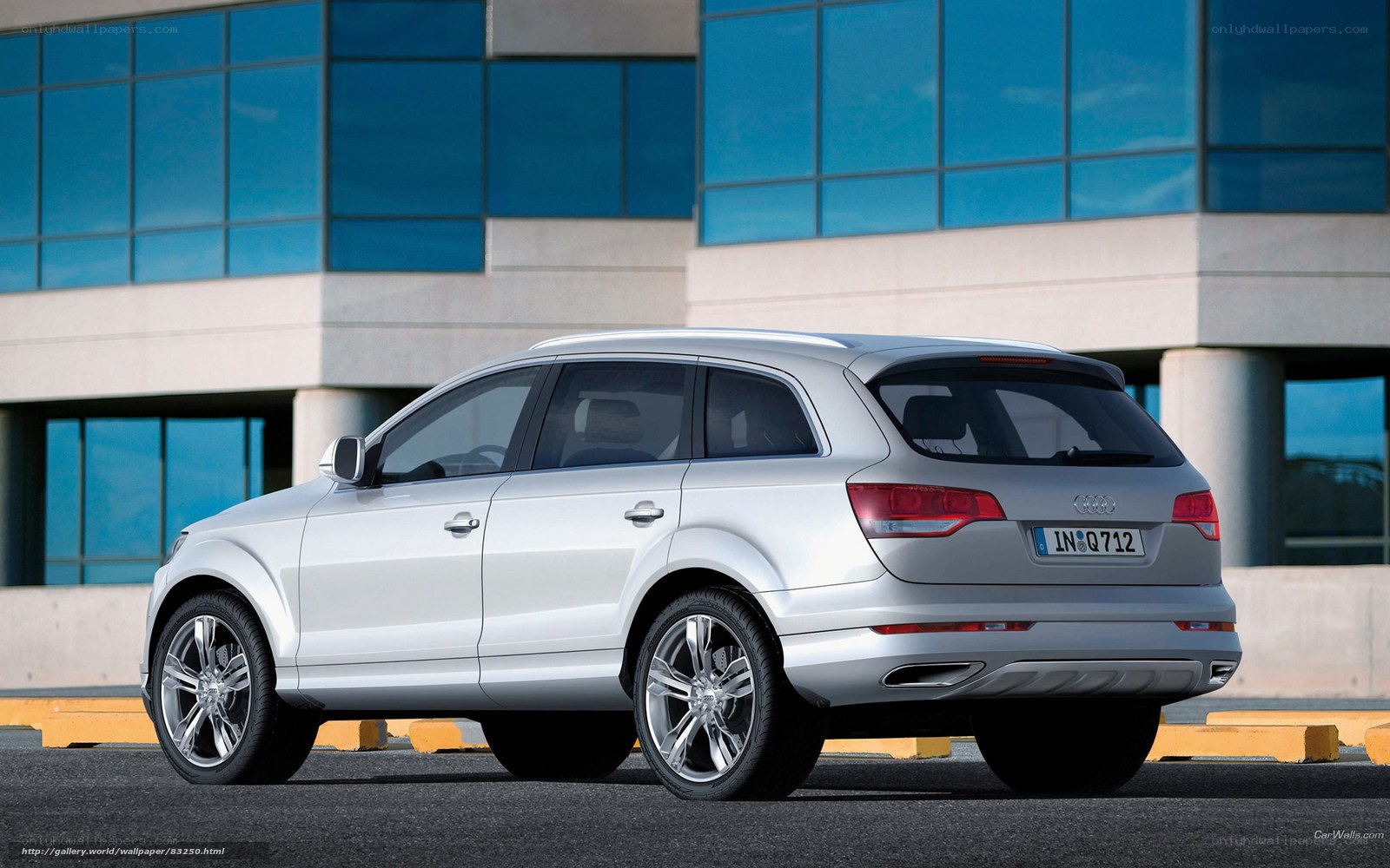 silver audi q7 station wagon