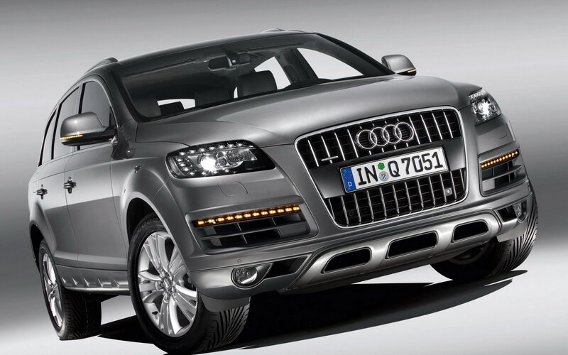 silver audi q7 suv