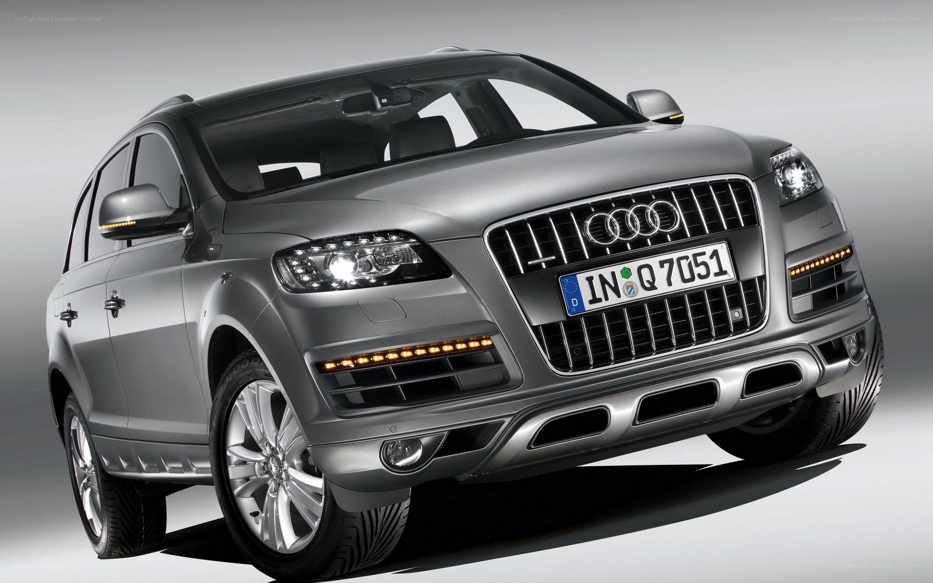 silver audi q7 suv