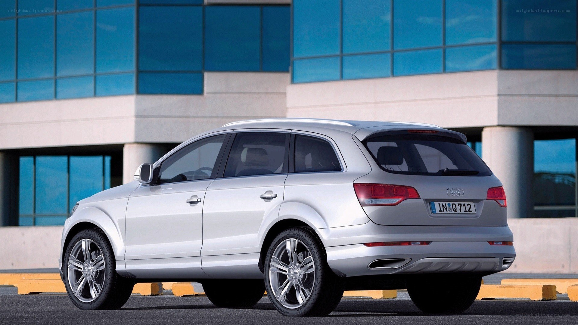 silver audi q7 suv