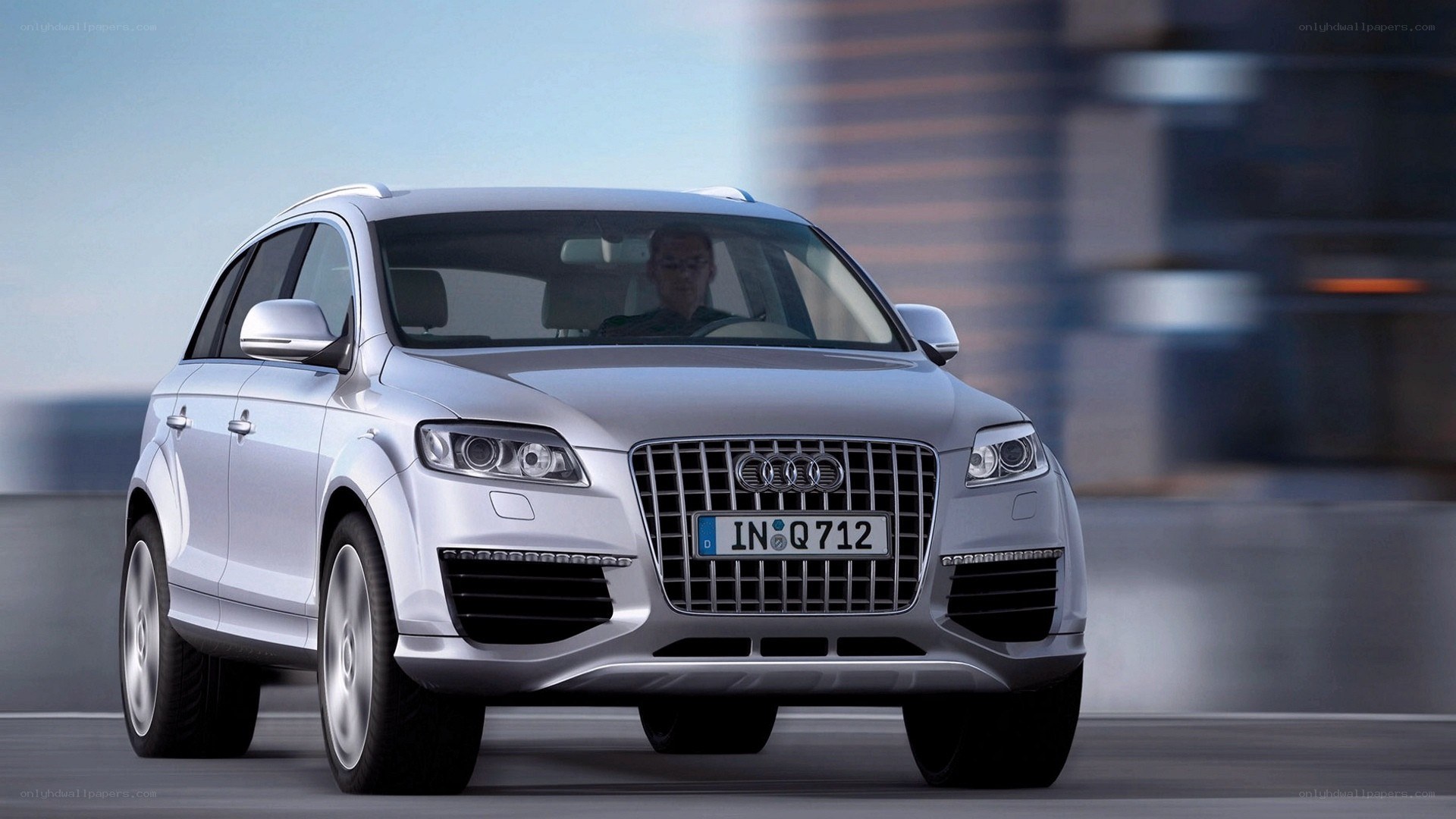 silver audi q7 suv