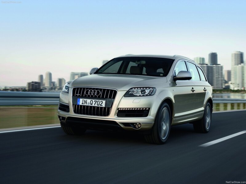 Silver Audi Q7 Suv — Dynamic
