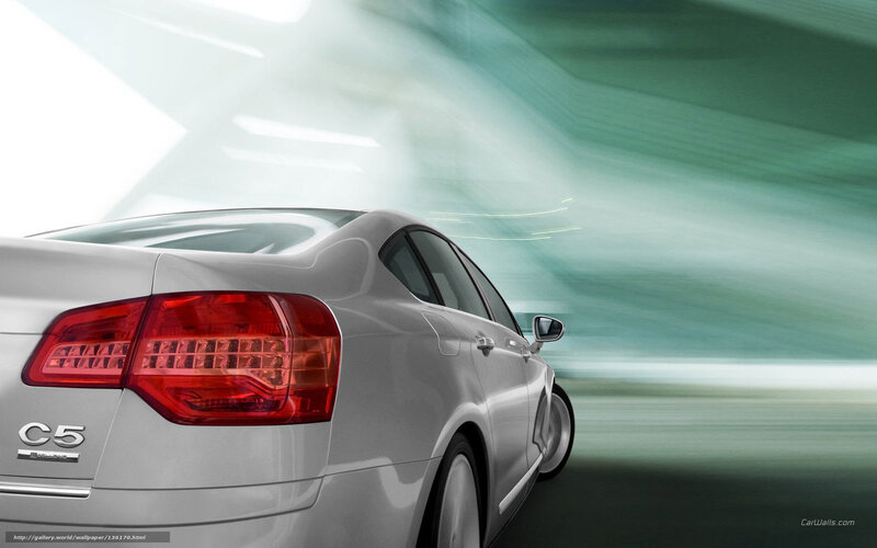 Silver C5 sedan in motion