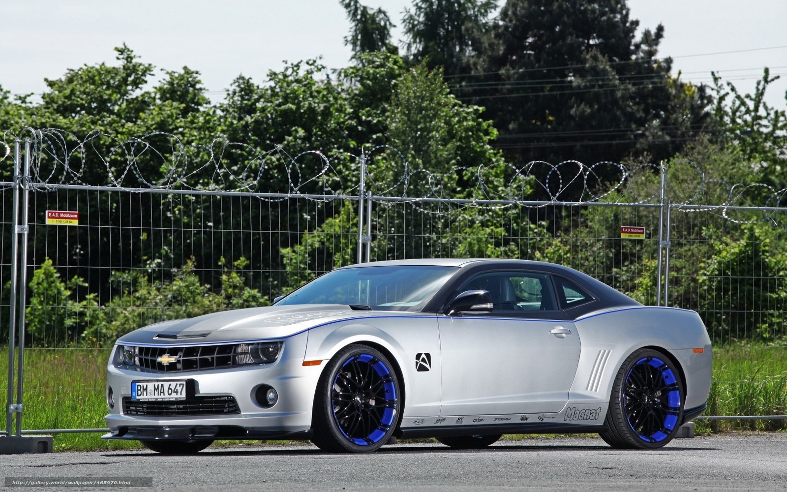 silver camaro with blue rims