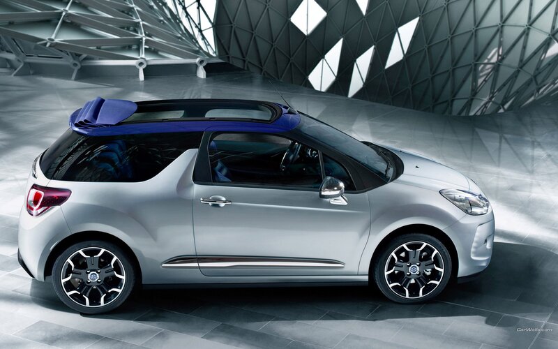 silver car with blue roof