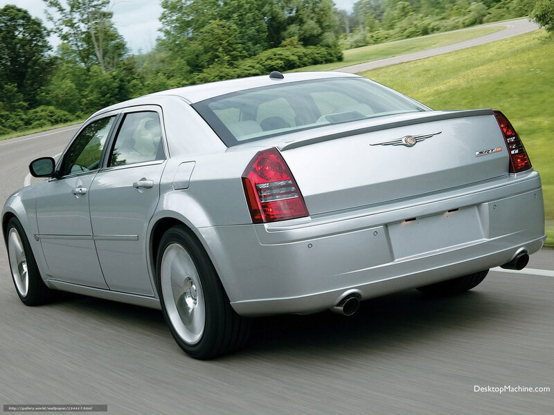 Silver Chrysler 300 — Dynamic