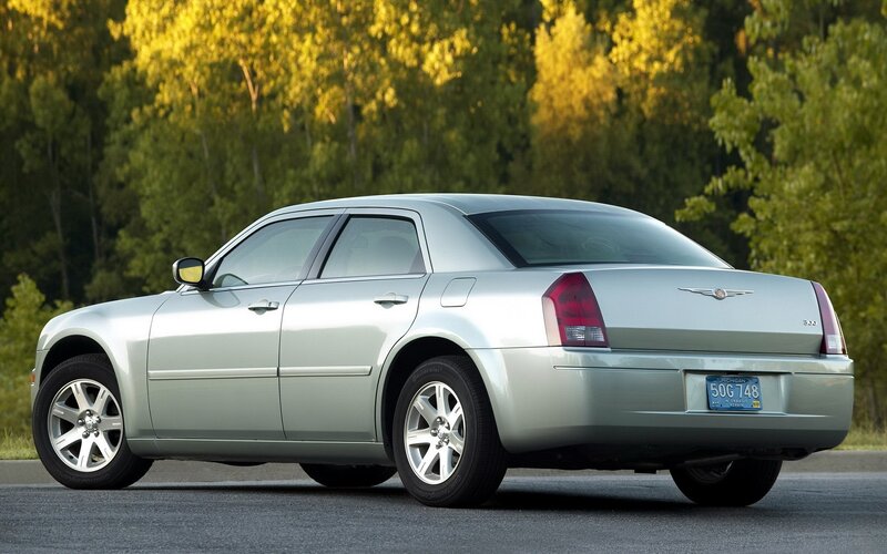 silver chrysler 300 sedan