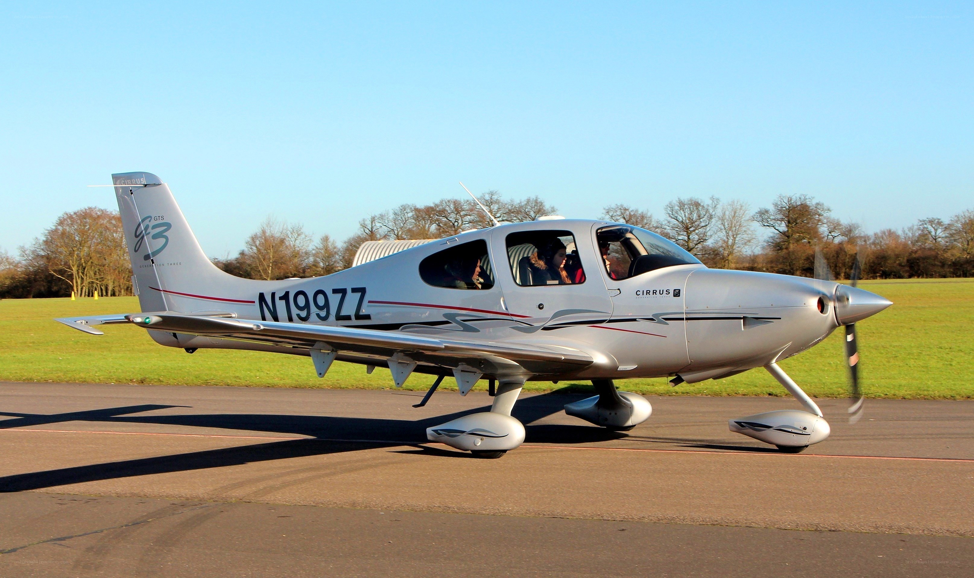silver cirrus gts aircraft