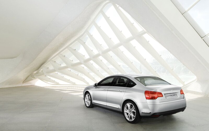 Silver Citroën C5 in modern architecture