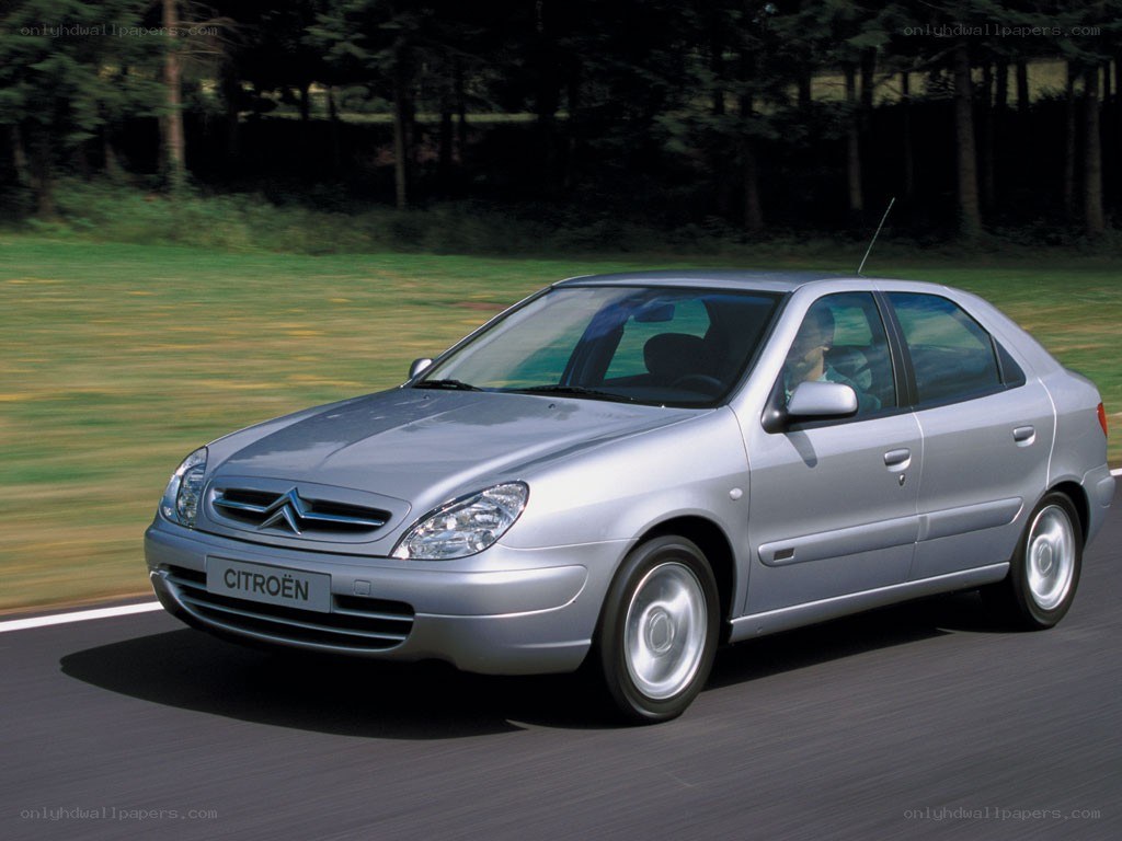 Silver Citroën C5 in motion