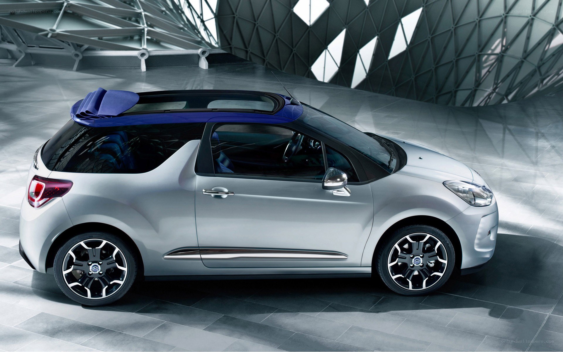 Silver Citroën DS3 with blue roof