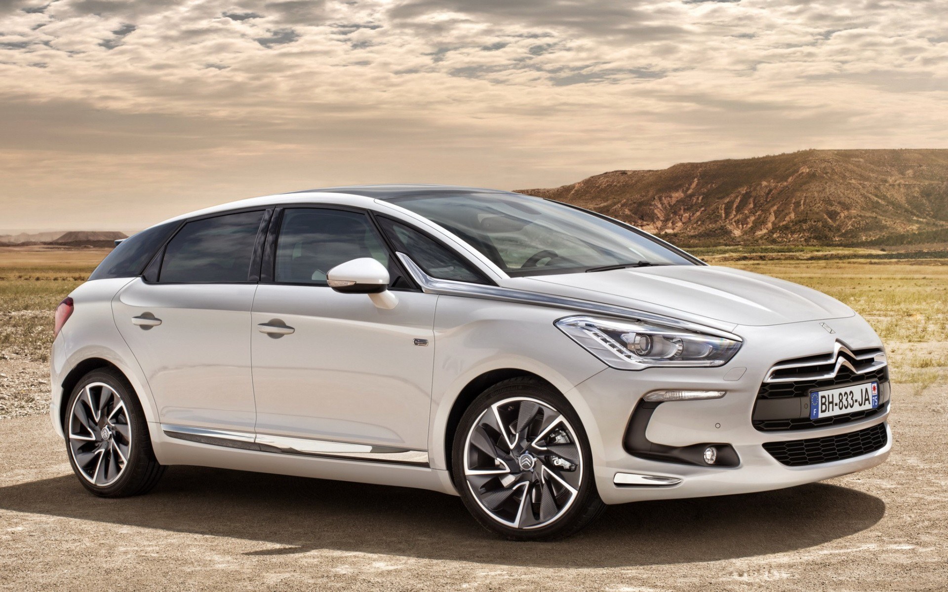 Silver Citroën DS5 in desert
