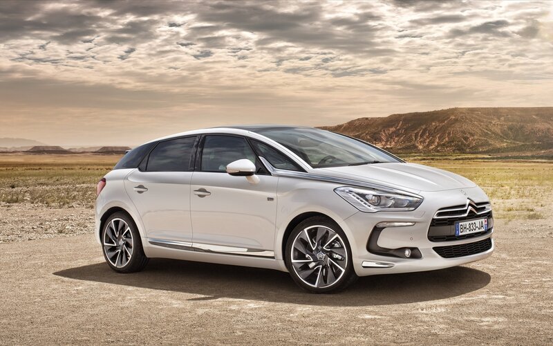 silver citroen ds5 in desert