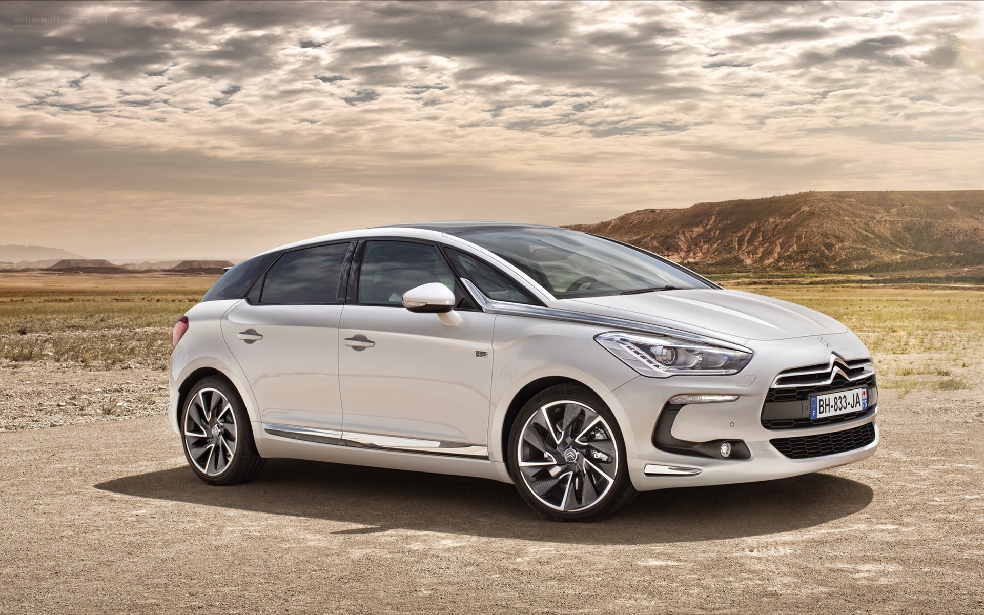 silver citroen ds5 in desert