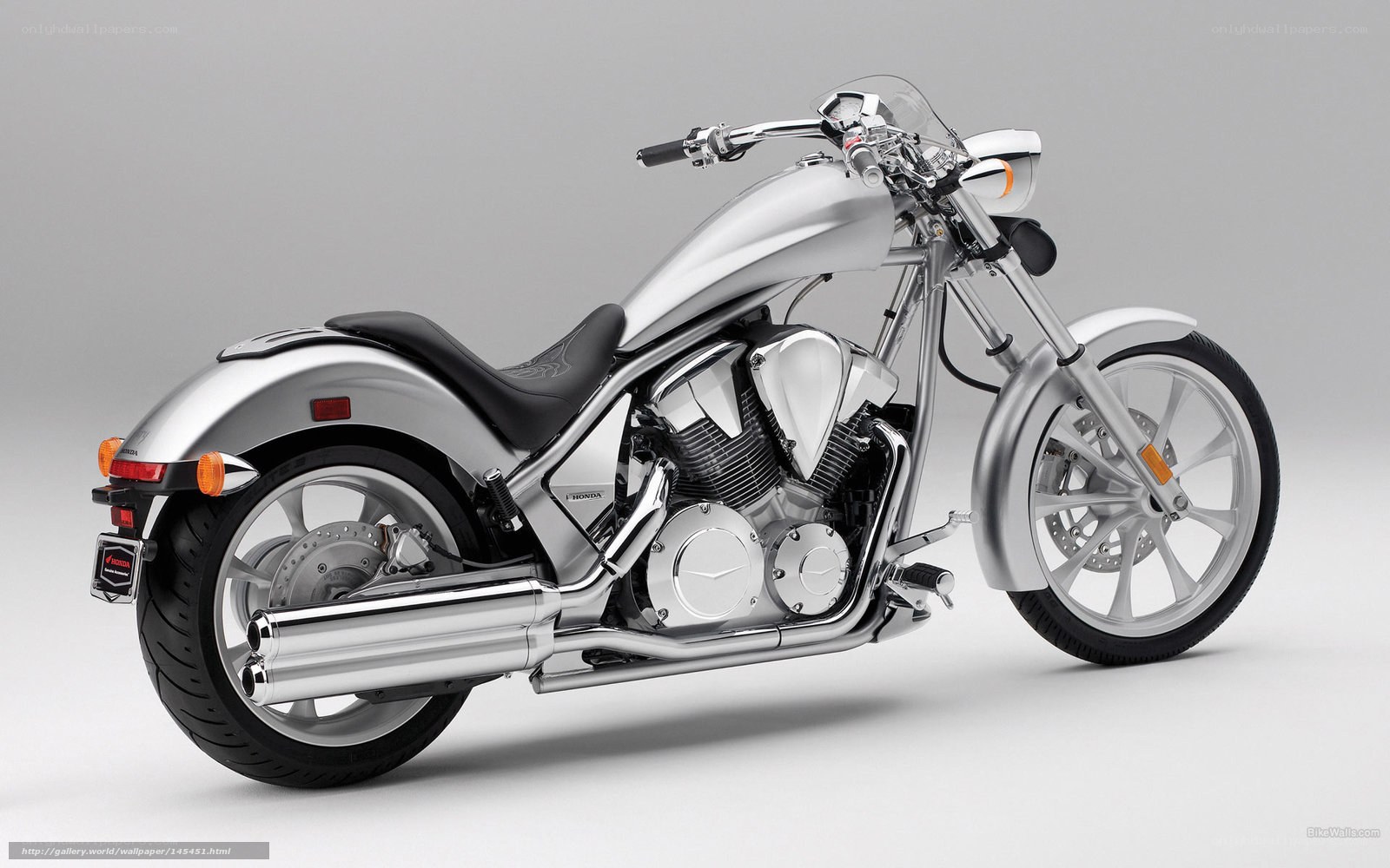 silver cruiser motorcycle
