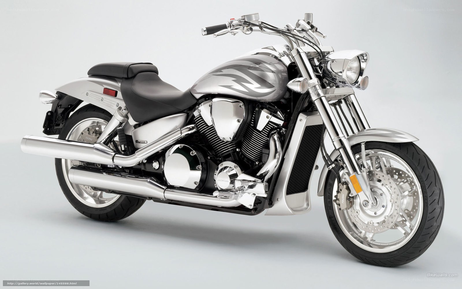 silver cruiser motorcycle