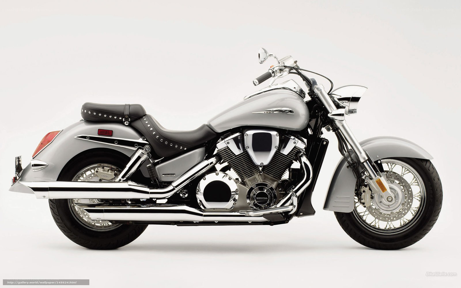 silver cruiser motorcycle