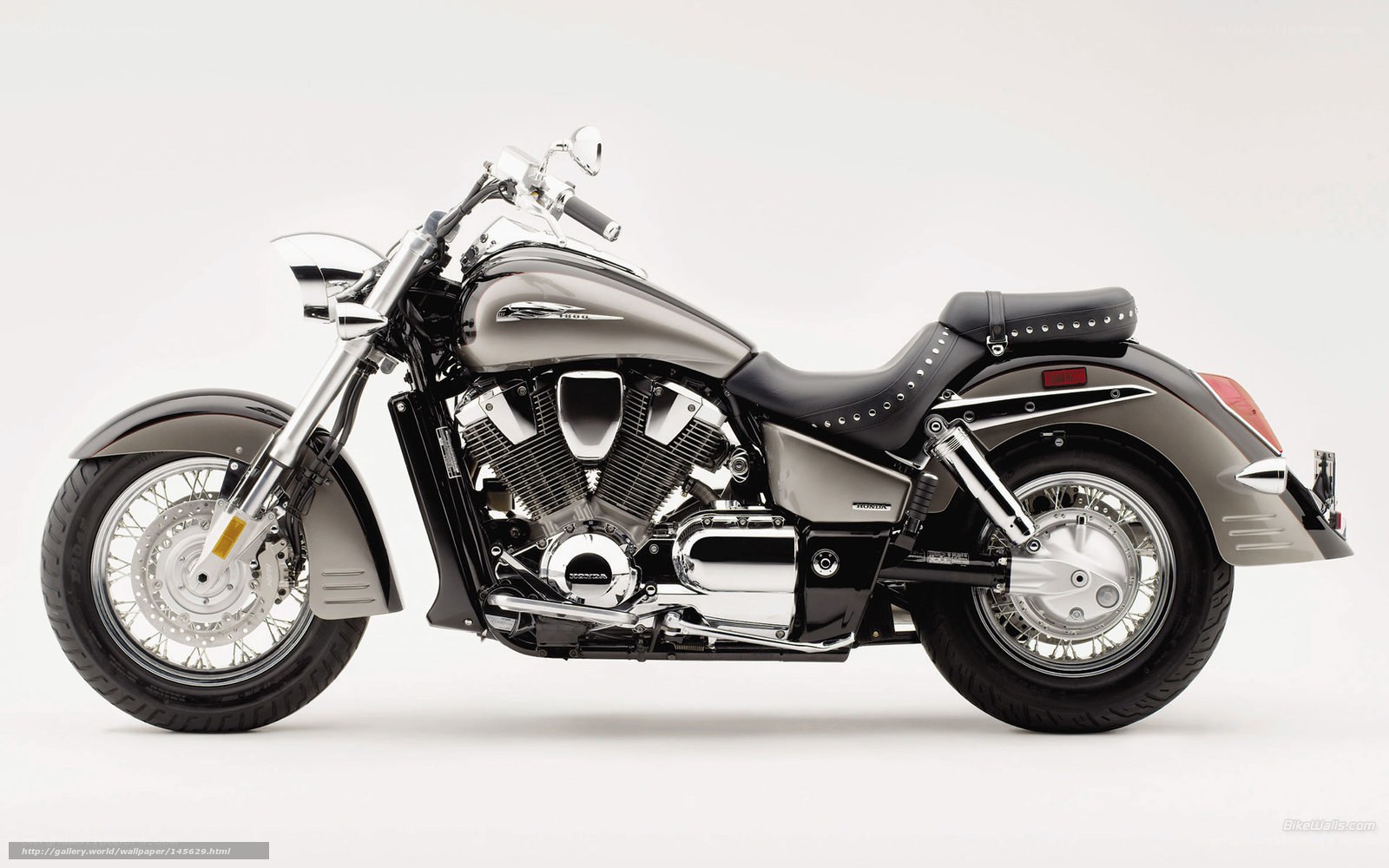 silver cruiser motorcycle