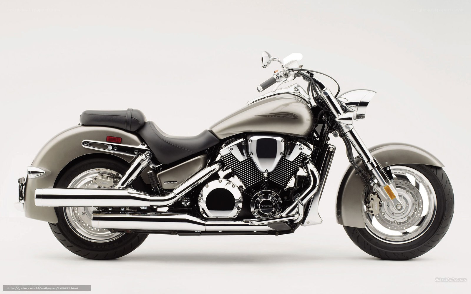 silver cruiser motorcycle