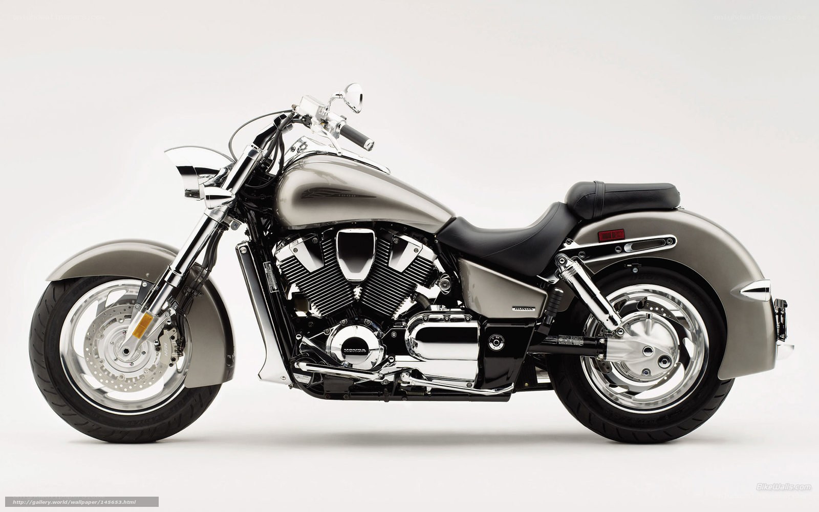 silver cruiser motorcycle