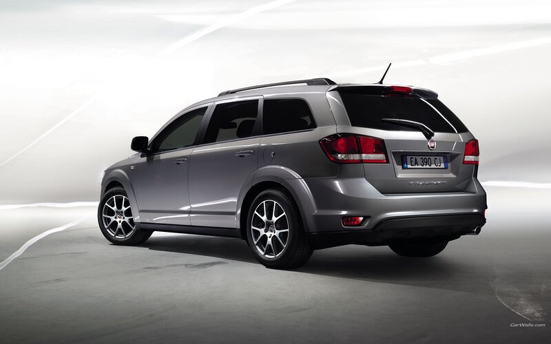 silver fiat freemont suv