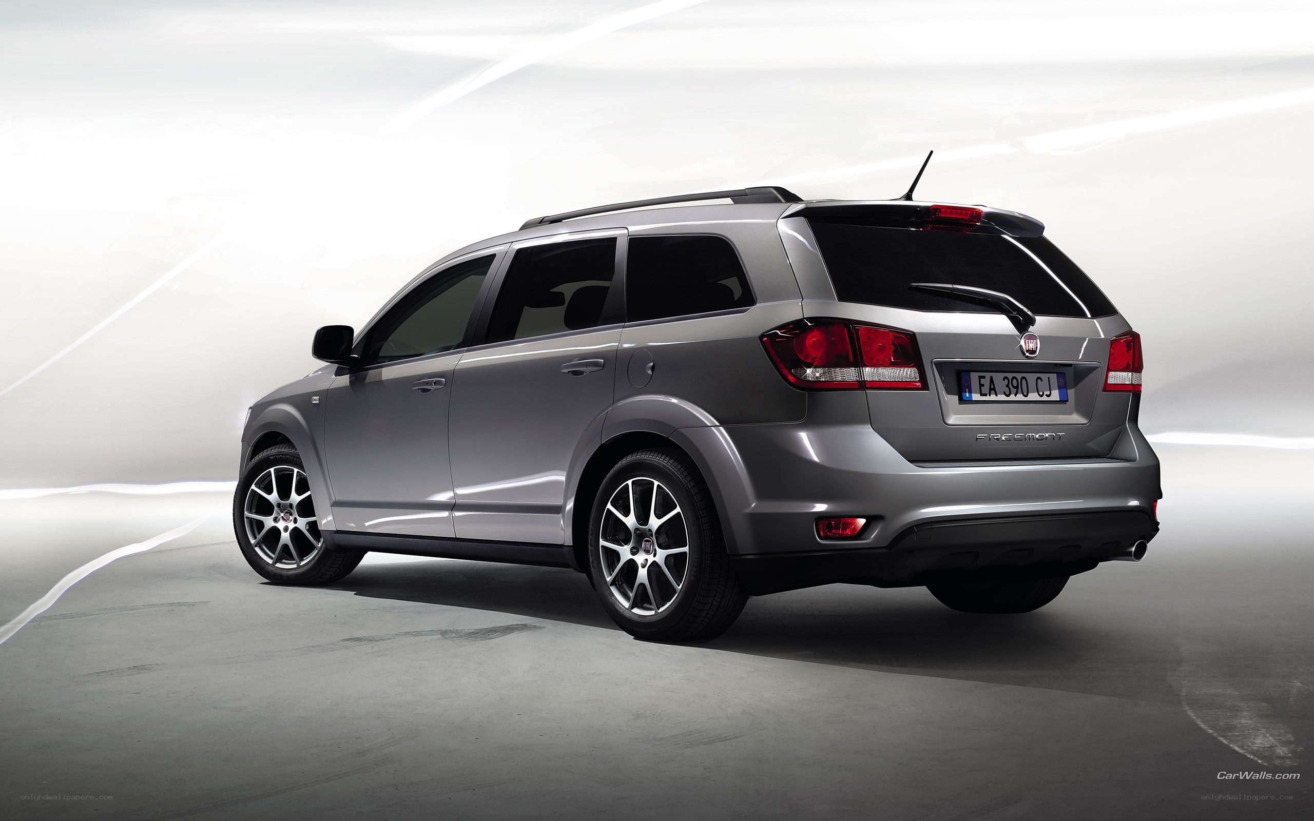 silver fiat freemont suv