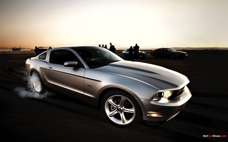 Silver Ford Mustang drift