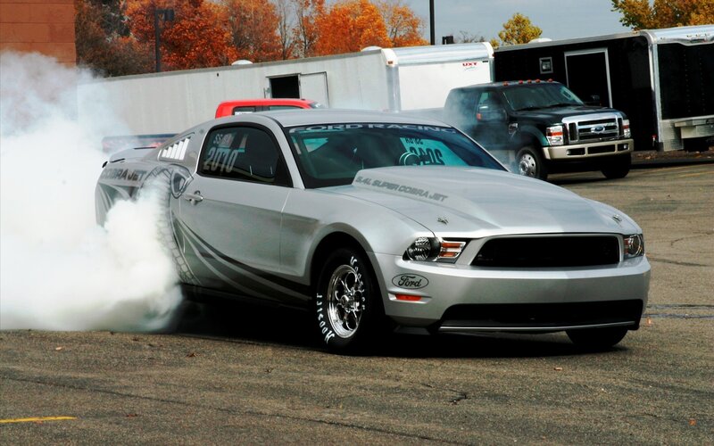 Silver Ford Mustang — Dynamic