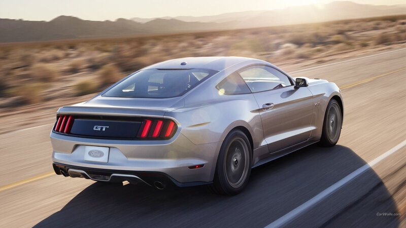 Silver Ford Mustang GT — Dynamic