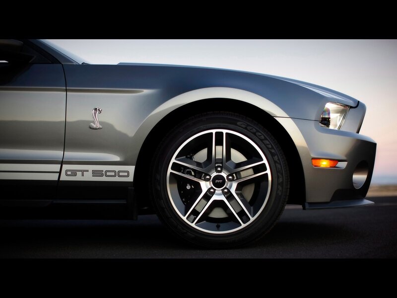 Silver Ford Mustang GT500