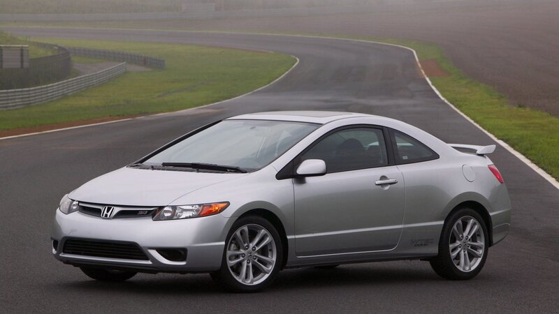 Silver Honda Civic Si on racetrack