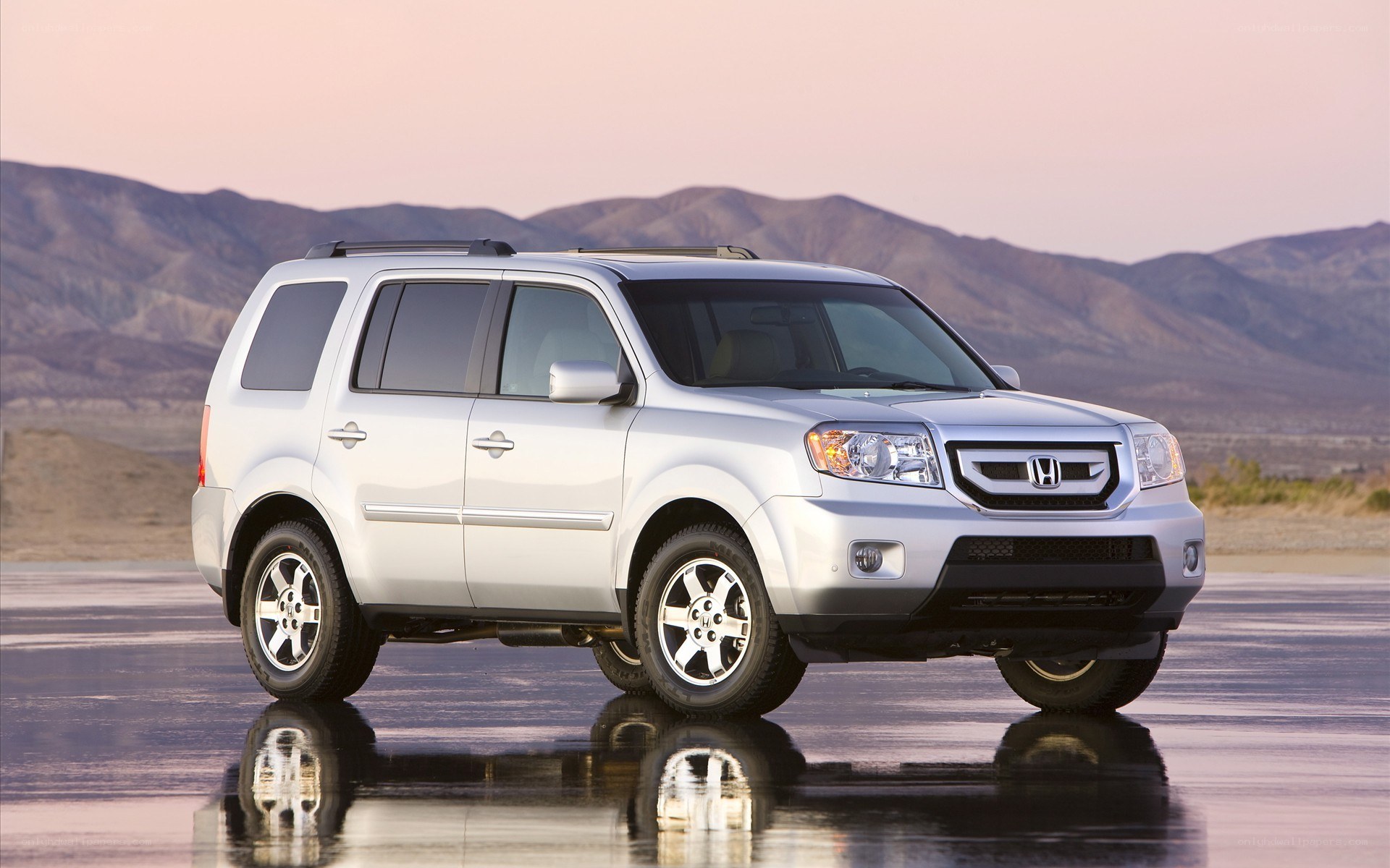 Silver Honda Pilot in desert