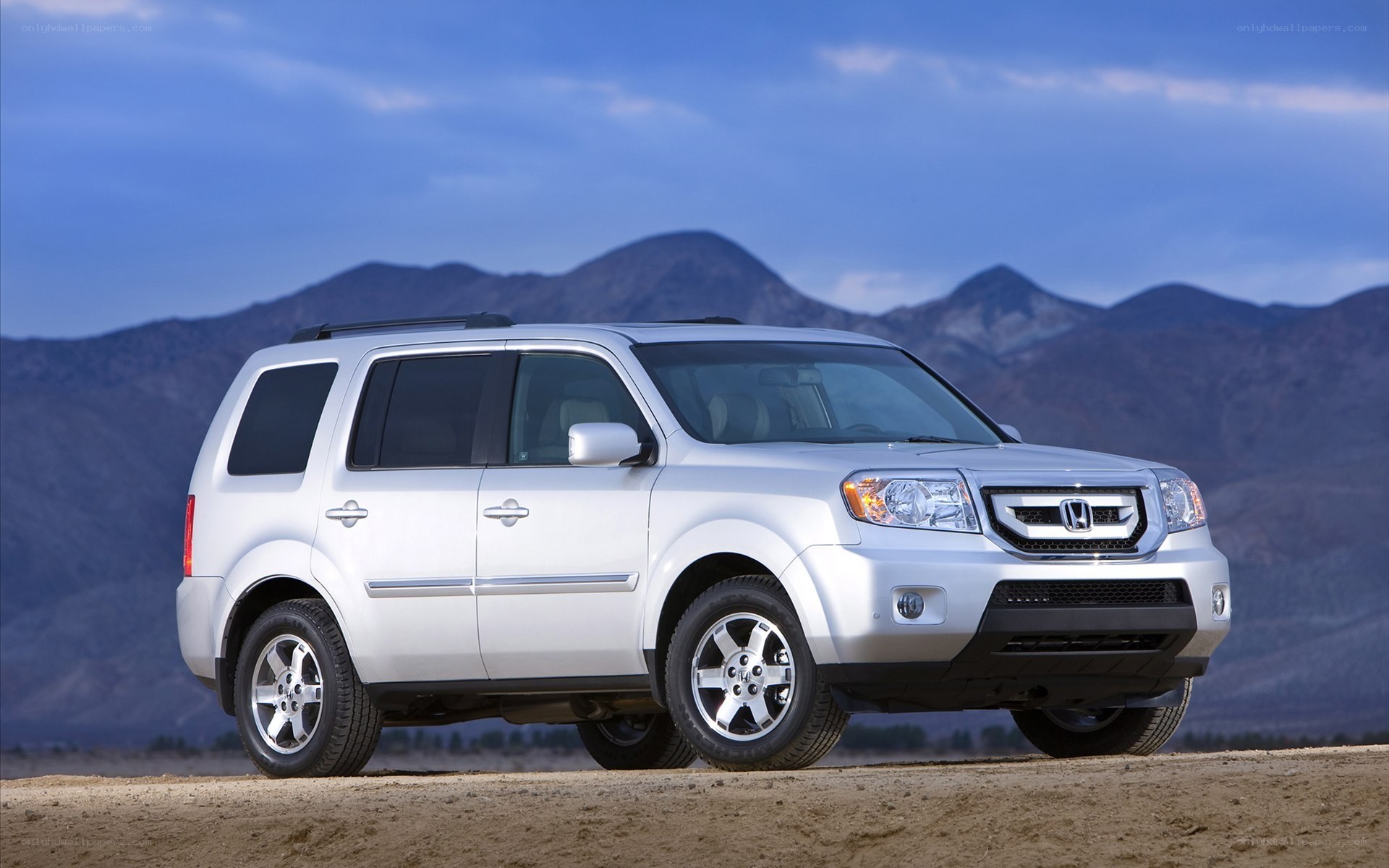 Silver Honda Pilot SUV