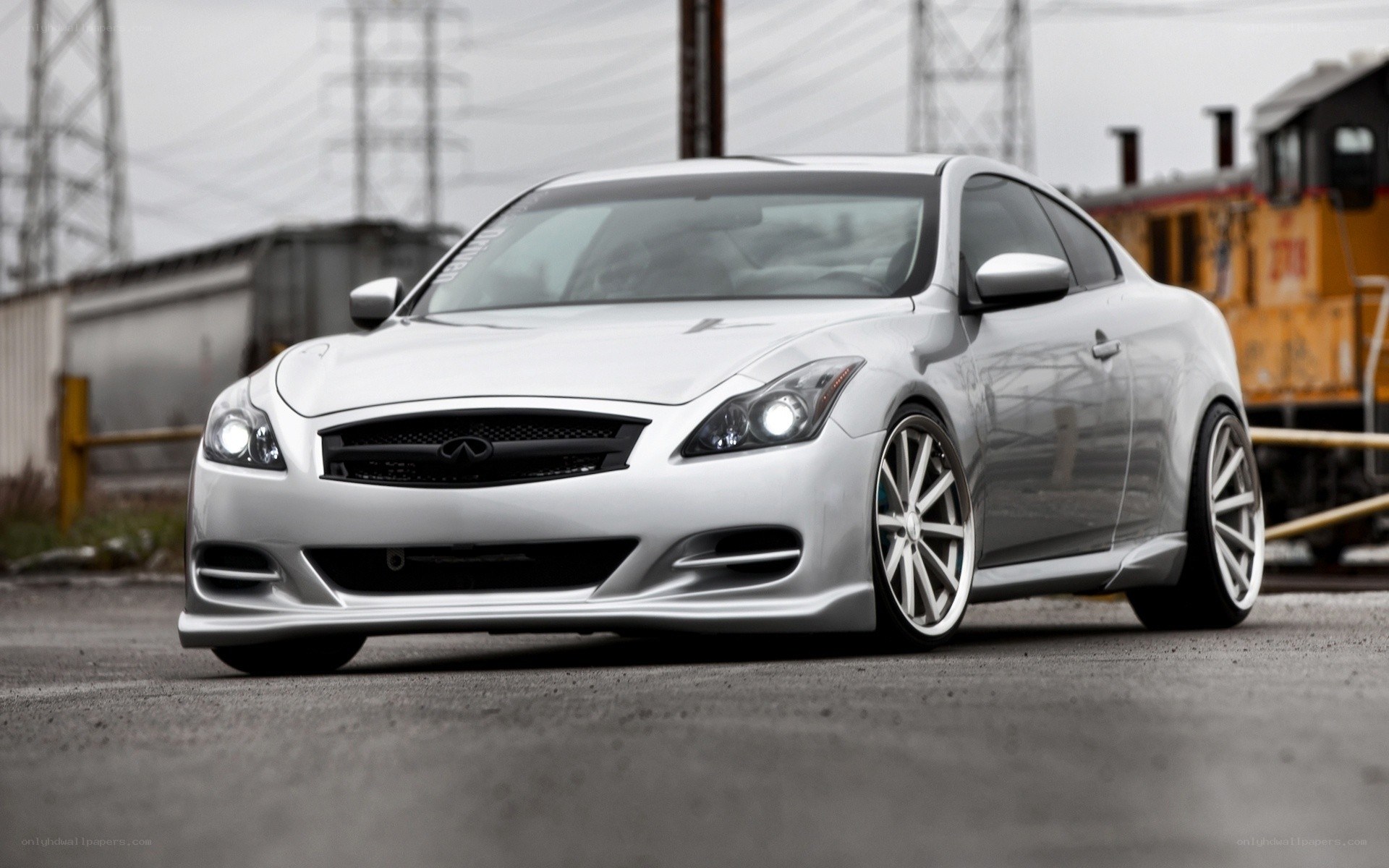 silver infiniti coupe