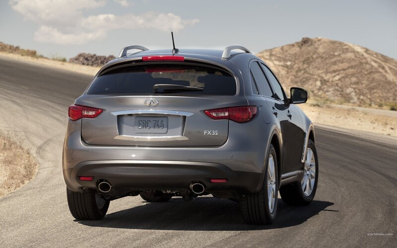 silver infiniti fx35 on desert road
