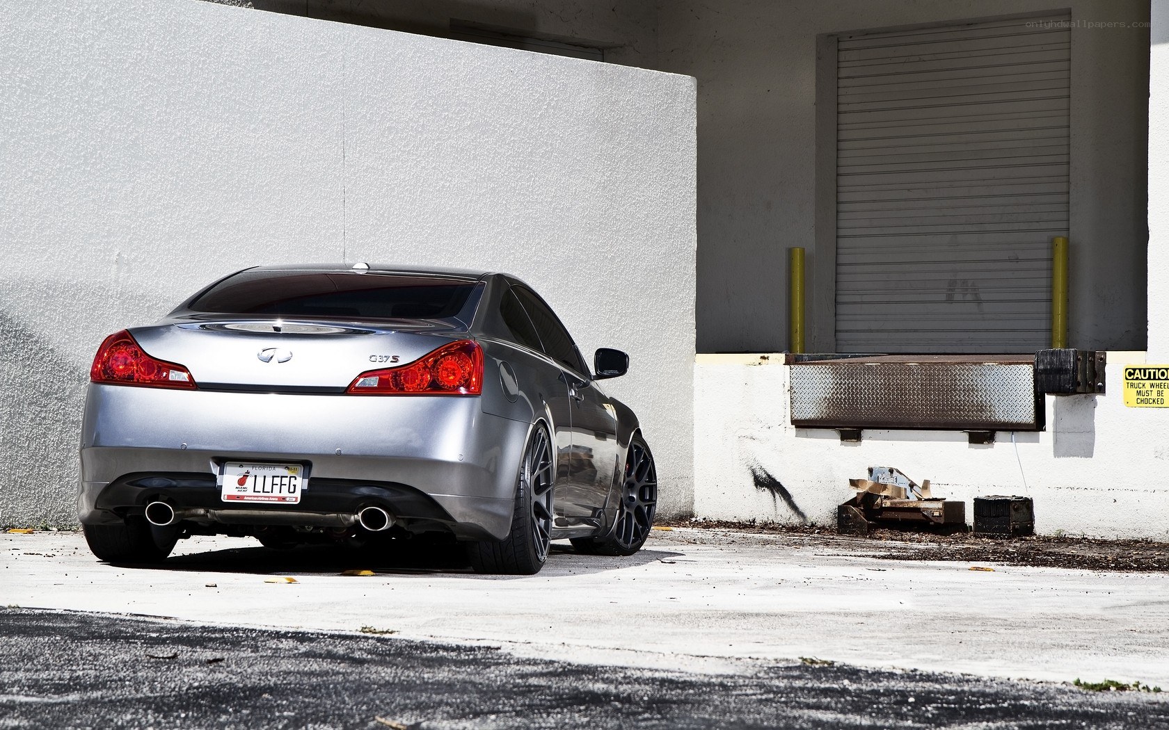 silver infiniti g37s coupe