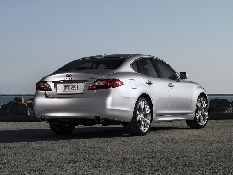 silver infiniti m35s sedan