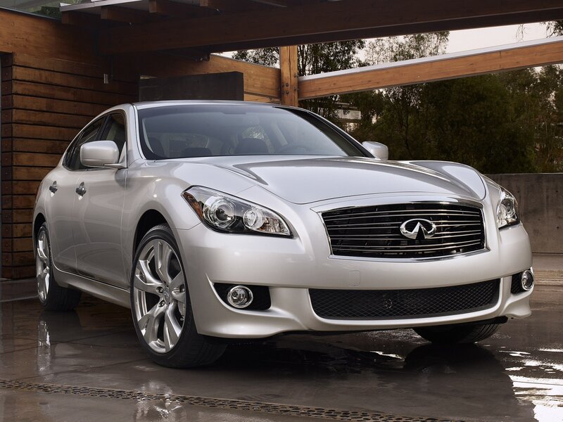 silver infiniti sedan