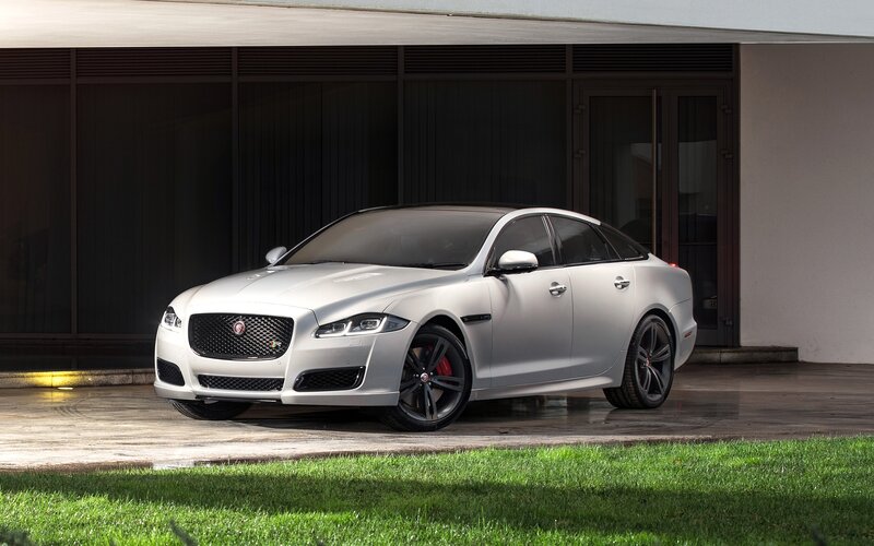 Silver Jaguar Xj — Dramatic