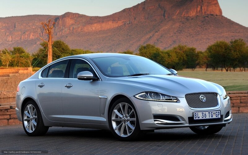 Silver Jaguar Xj Sedan — Serene