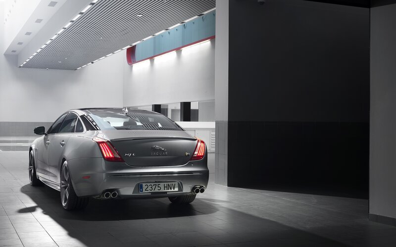 Silver Jaguar Xjl