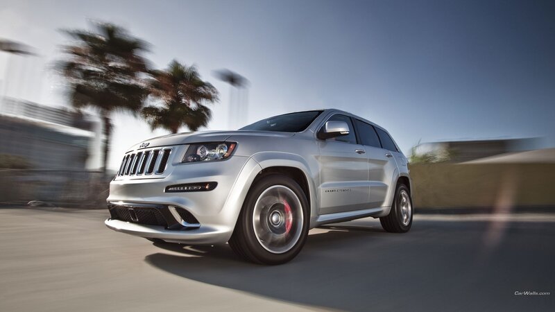 silver jeep grand cherokee in motion