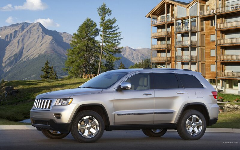Silver Jeep Grand Cherokee in mountain resort