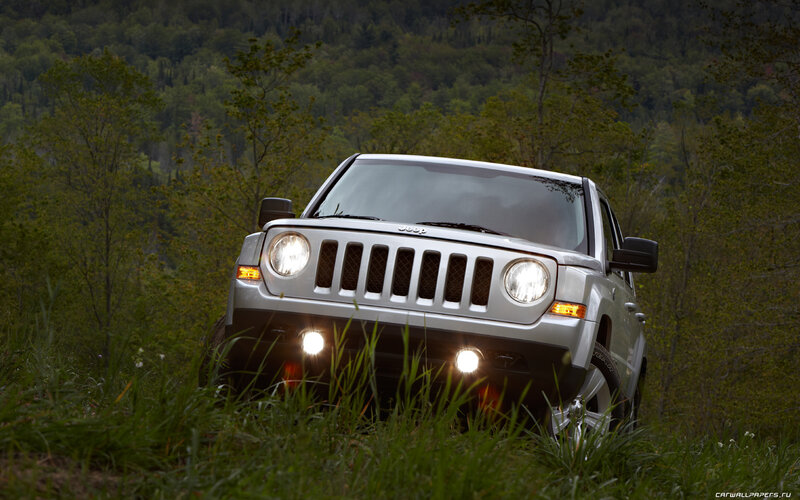Silver Jeep Patriot — Green