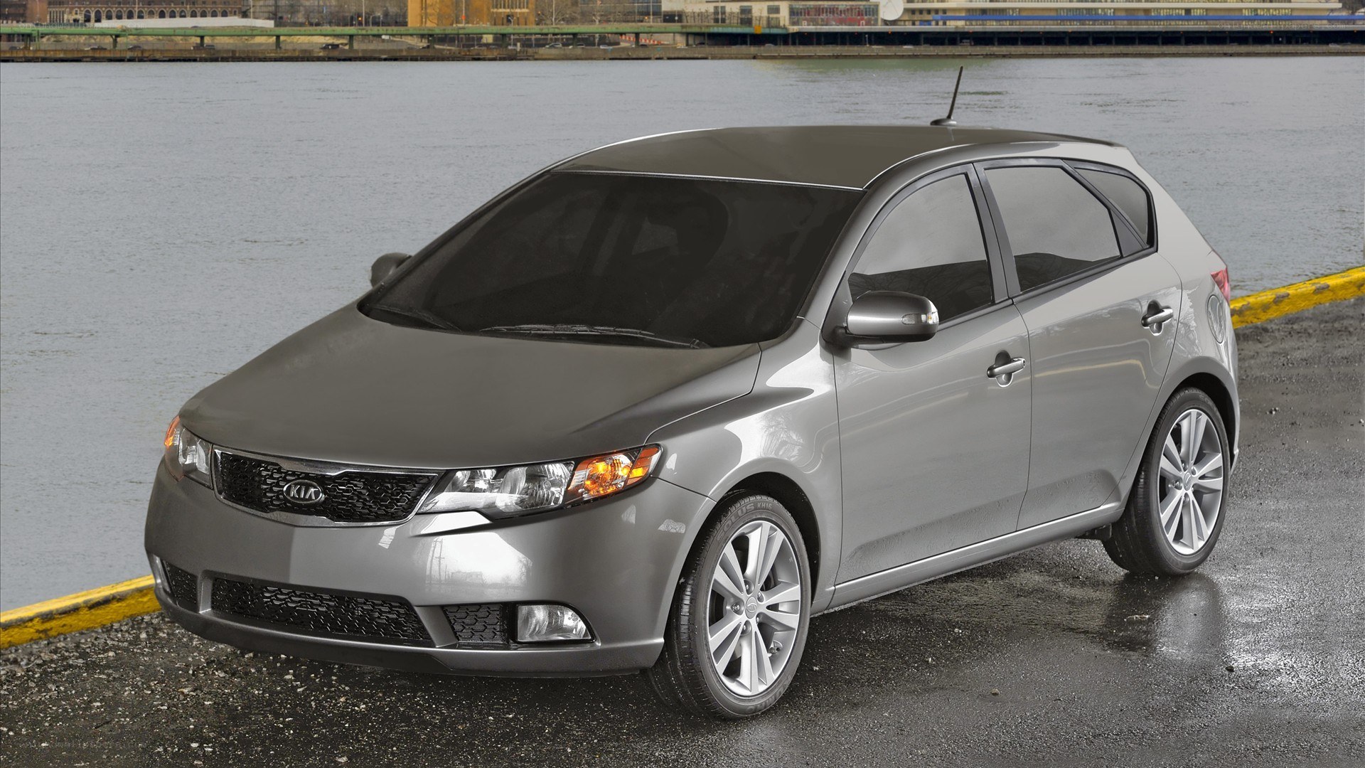 silver kia cee'd hatchback