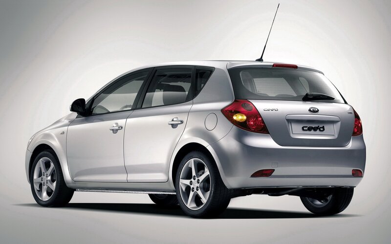 silver kia ceed hatchback