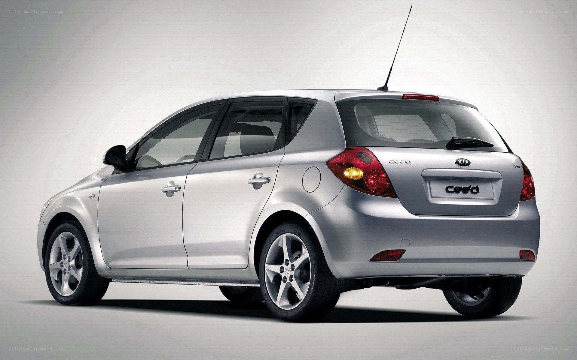 silver kia ceed hatchback