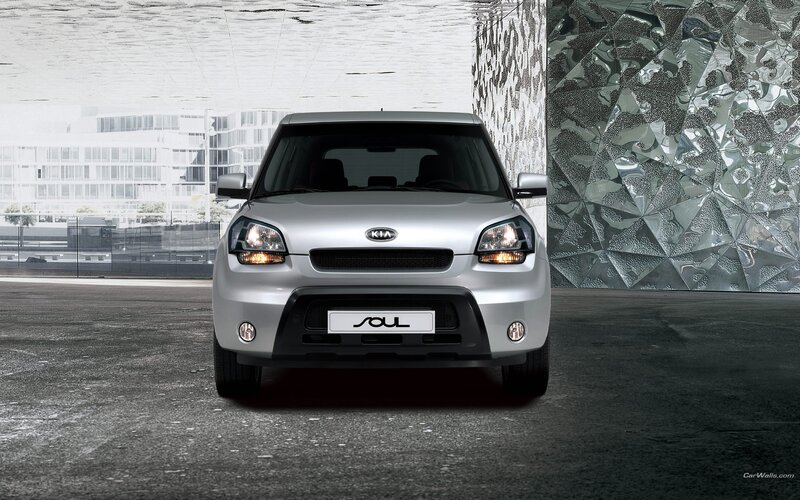 Silver Kia Soul front view