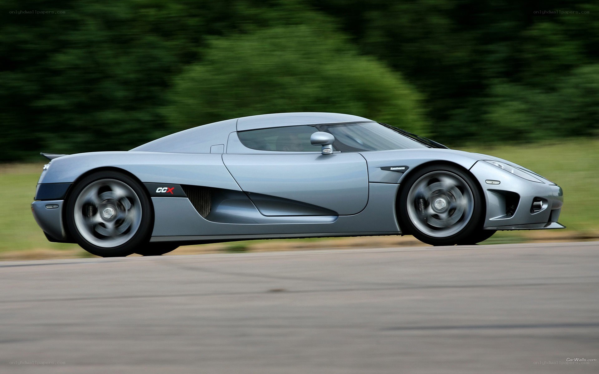 silver koenigsegg ccx in motion