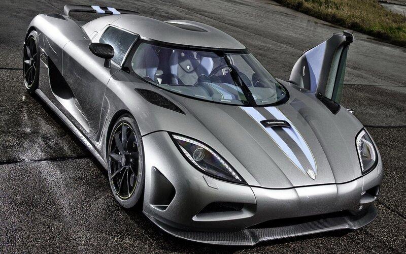 silver koenigsegg sports car